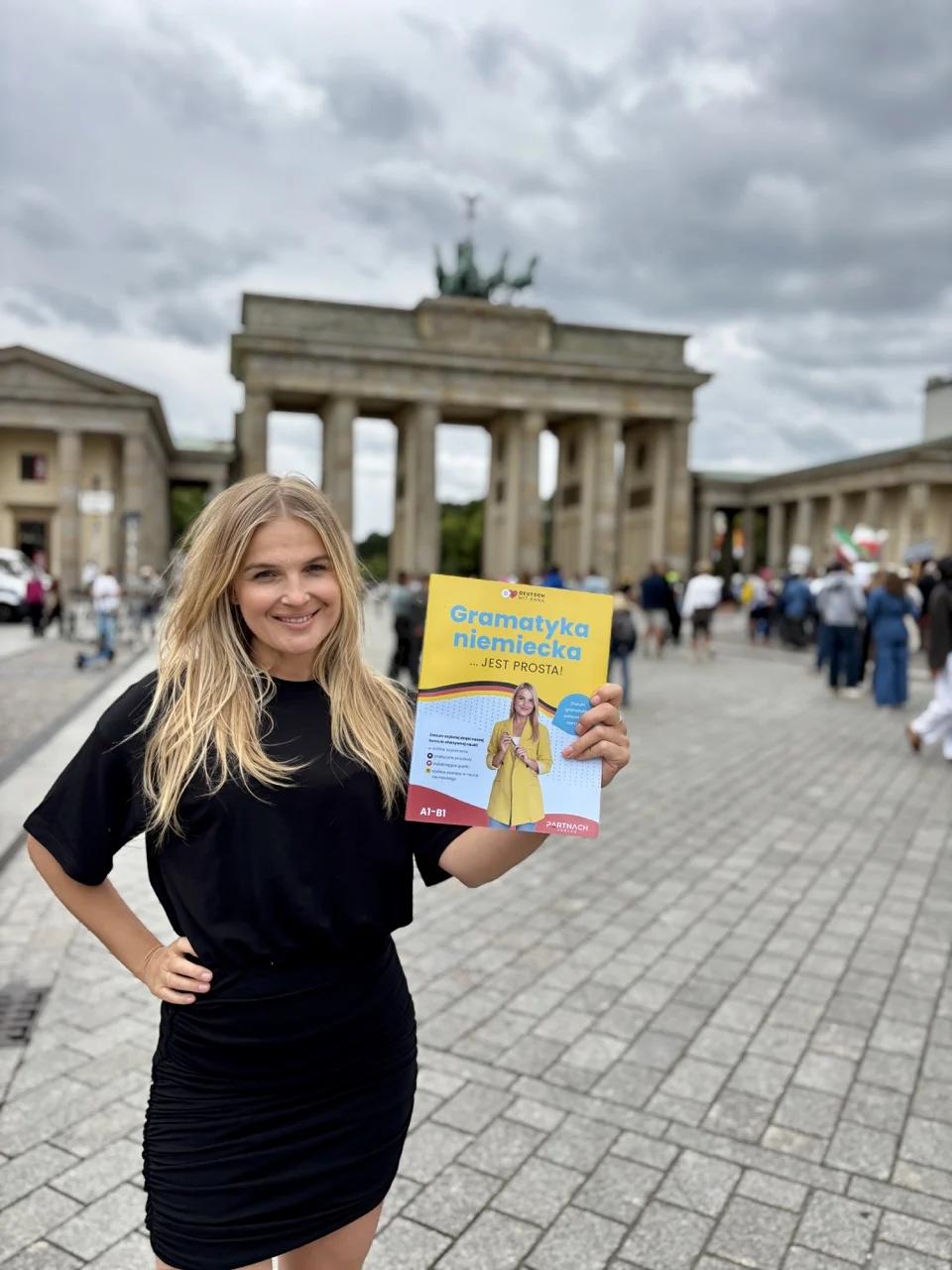 Ania z książką «Gramatyka niemiecka jest prosta» przed Bramą Brandenburską w Berlinie